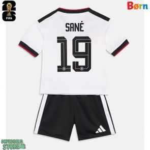 Tyskland Leroy Sane #19 Replika Babytøj Hjemmebanesæt Børn VM 2026 Kortærmet (+ Korte bukser)